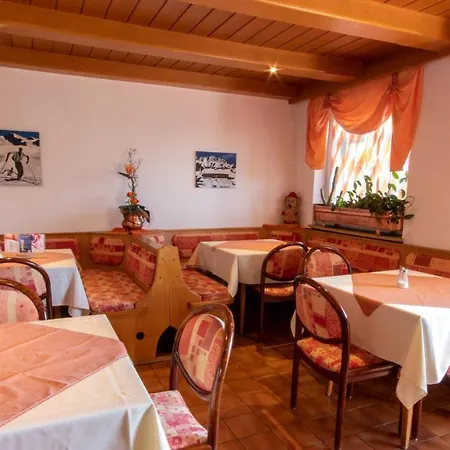 Cafe Alpina Konukevi 3*